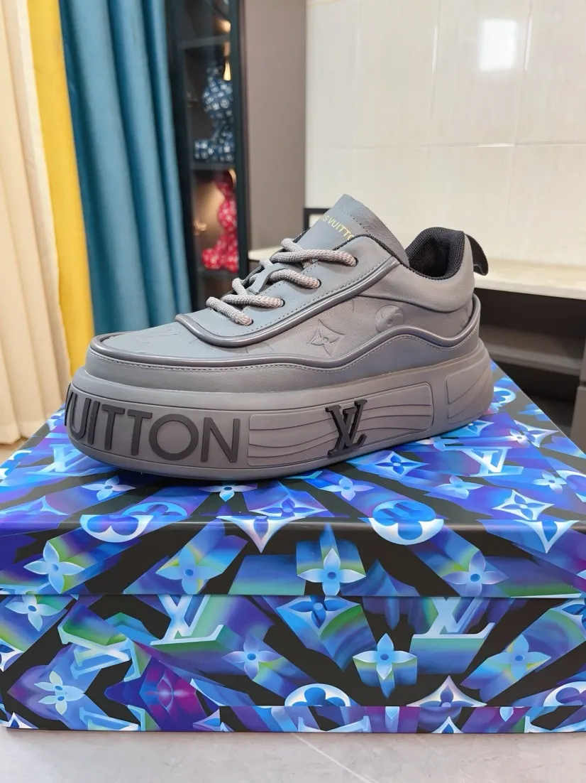 Men's men's shoes 💰560🌸🌸 LV style is novel and fashionable, the upper is made of imported cowhide + LV special materials! Super trendy design! It’s eye-catching! The leather is soft, delicate, shiny and translucent, showing the ultimate in pure handcraftsmanship, and the mesh is soft, comfortable and breathable! Size: 39-44 (38 45 customized)